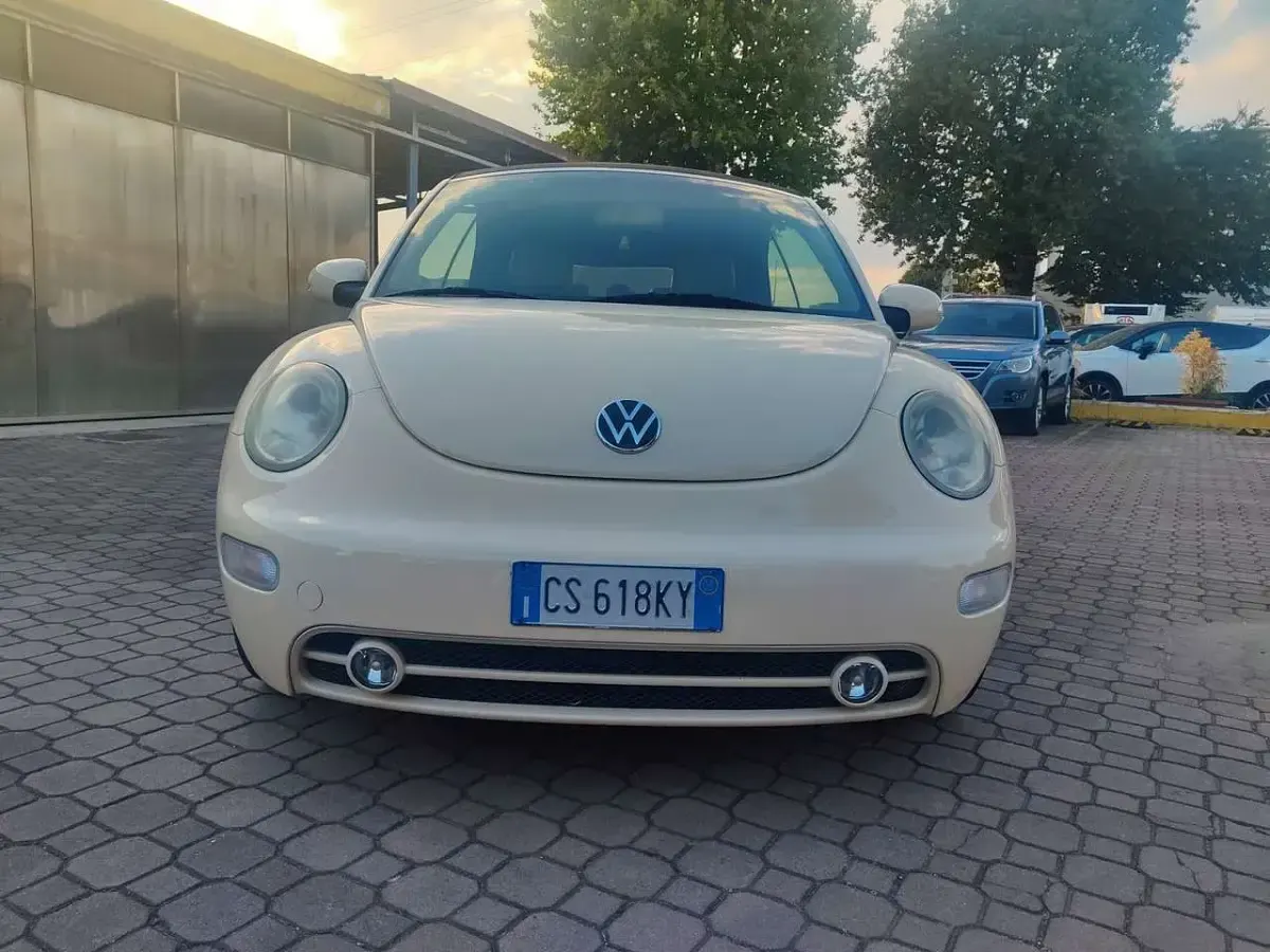 Usata VW New Beetle 101 CV (74 kW) 2005 Beige Utilitaria