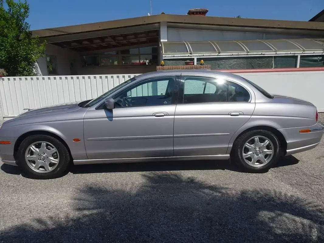 Usata Jaguar S-Type Executive 238 CV (175 kW) 2000 Argento Berlina