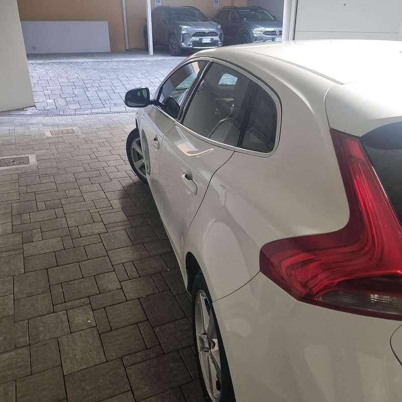 Usata Volvo V40 Momentum 114 CV (83 kW) 2012 Bianco Utilitaria