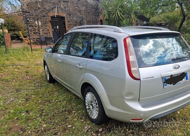 Begagnad Ford Focus Titanium 109 HK (80 kW) 2011 Grå Kombi