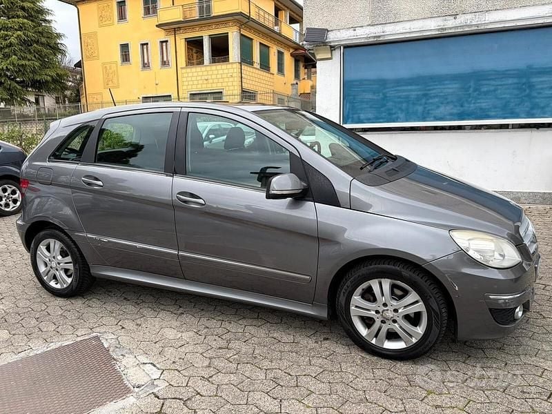 Usata Mercedes B180 Chrome 109 CV (80 kW) 2010 Grigio Monovolume