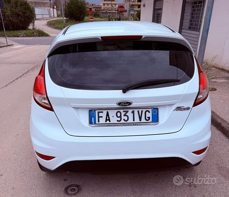 Usata Ford Fiesta Sport 92 CV (67 kW) 2015 Bianco Berlina