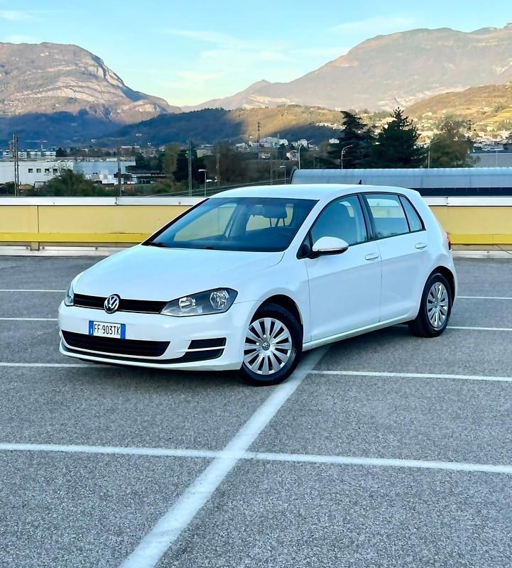 Begagnad VW Golf VII Trendline 86 HK (63 kW) 2017 Vit Sedan