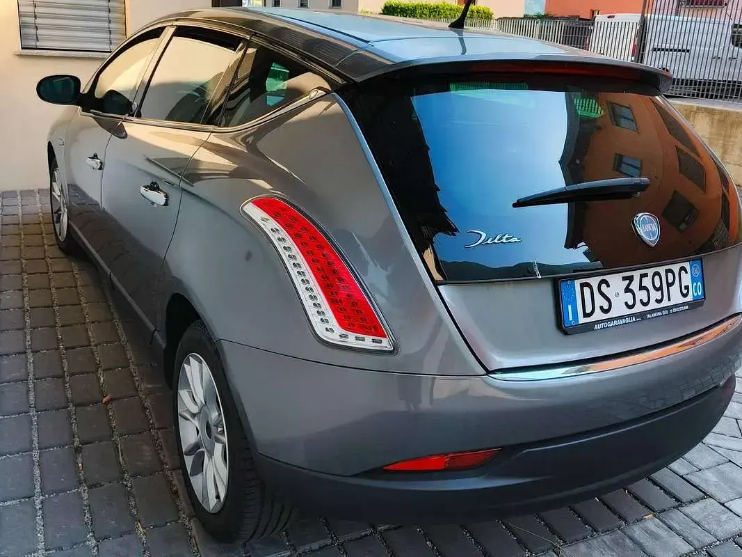 Usata Lancia Delta 120 CV (88 kW) 2008 Grigio Utilitaria