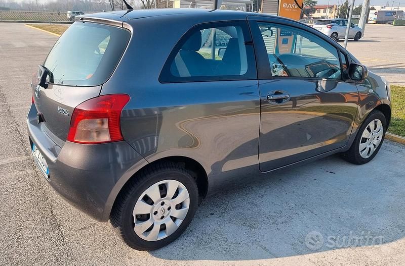 Usata Toyota Yaris 69 CV (50 kW) 2008 Grigio Utilitaria