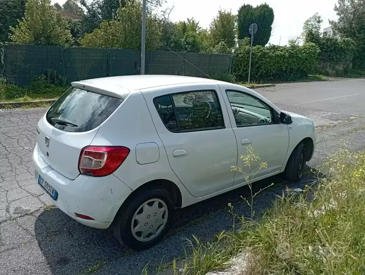 Usata Dacia Sandero Lauréate 75 CV (55 kW) 2013 Bianco Berlina