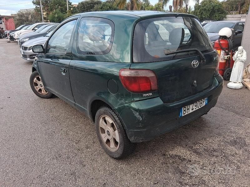 Usata Toyota Yaris 65 CV (47 kW) 2004 Verde Utilitaria