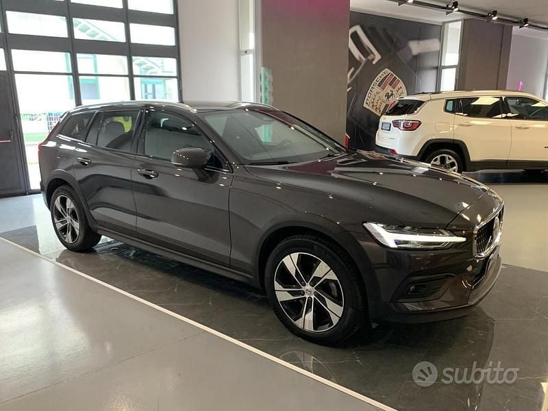 Usata Volvo V60 CC Ultimate 197 CV (144 kW) 2023 Grigio Station wagon