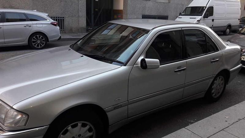Argento Usata 1999 Mercedes C200 Elegance Tre volumi | 7000 € (Cara) - Immagine 1/4