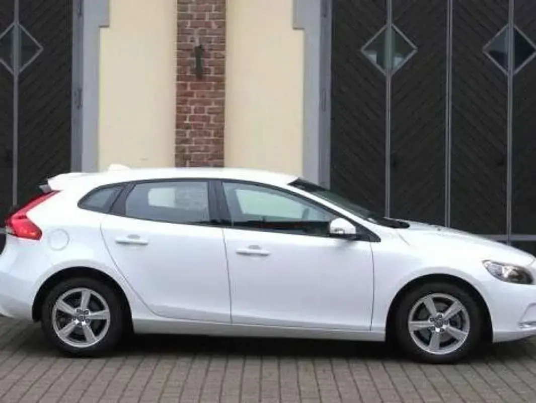 Usata Volvo V40 Momentum 120 CV (88 kW) 2015 Bianco Berlina