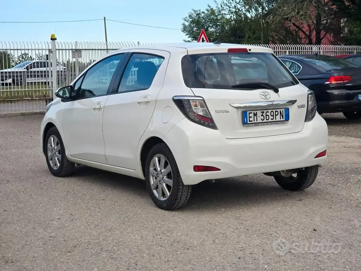 Usata Toyota Yaris Active 69 CV (50 kW) 2012 Bianco Utilitaria