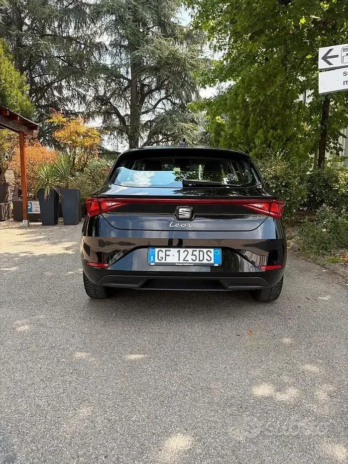 Usata Seat Leon Business 150 CV (110 kW) 2021 Nero Berlina