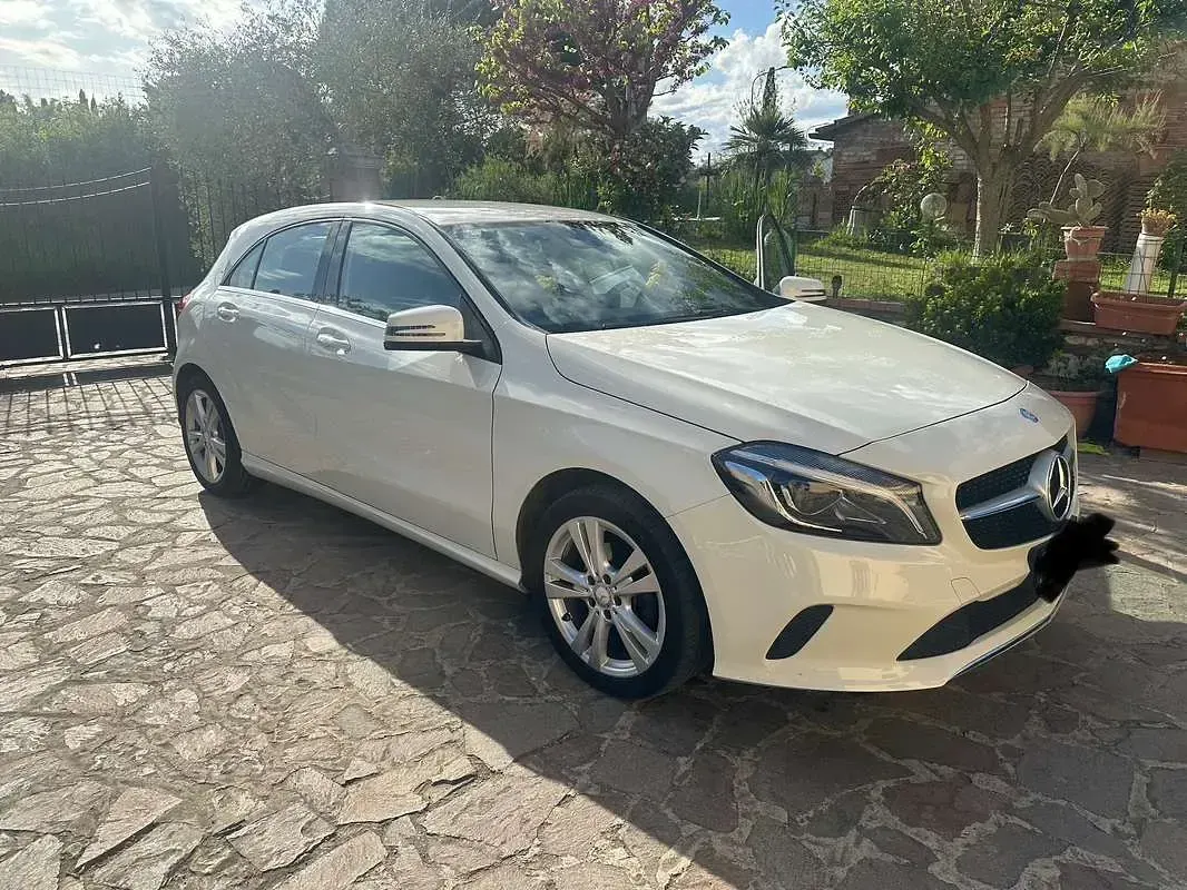 Usata Mercedes A180 109 CV (80 kW) 2017 Bianco Utilitaria