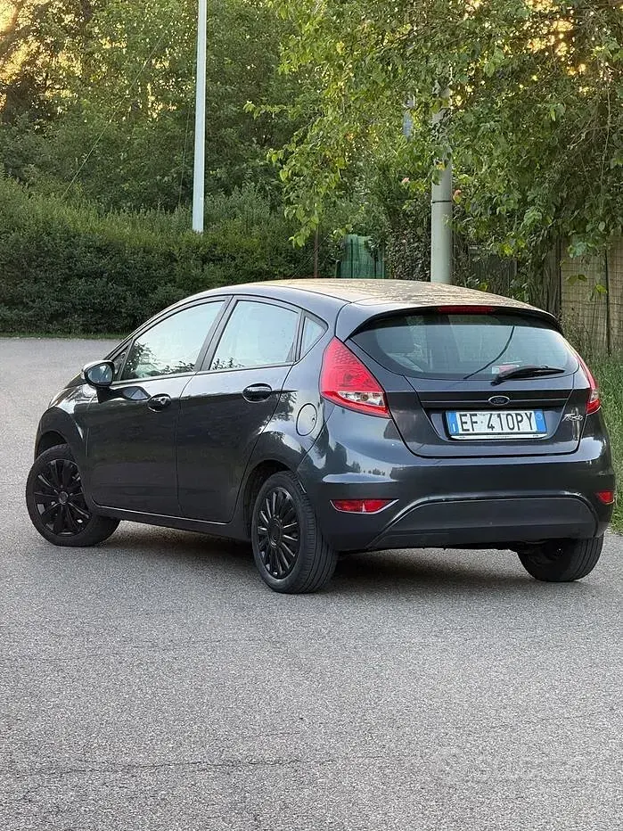 Usata Ford Fiesta 92 CV (67 kW) 2011 Nero Berlina