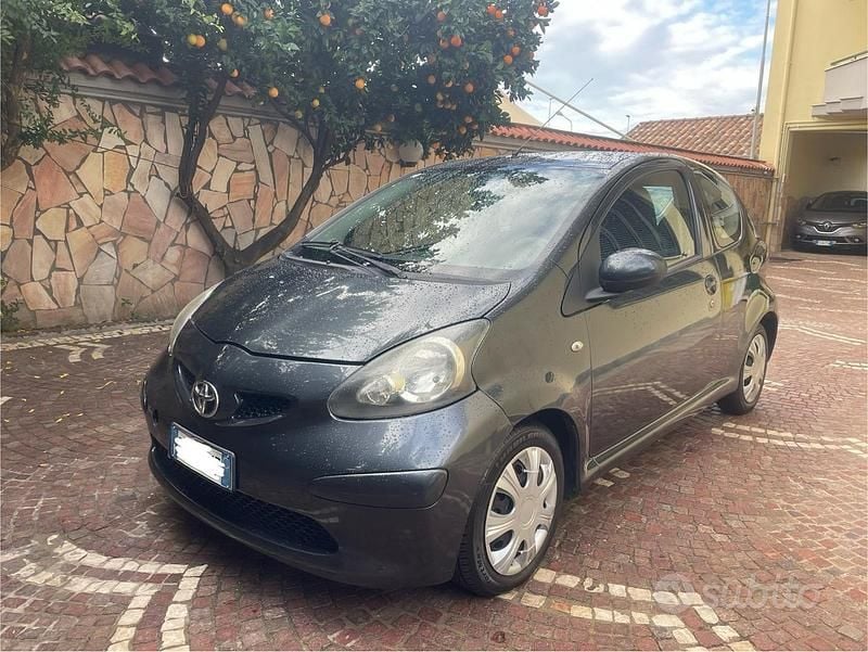Grigio Usata 2005 Toyota Aygo Due volumi | 2400 € (Cara) - Immagine 1/4