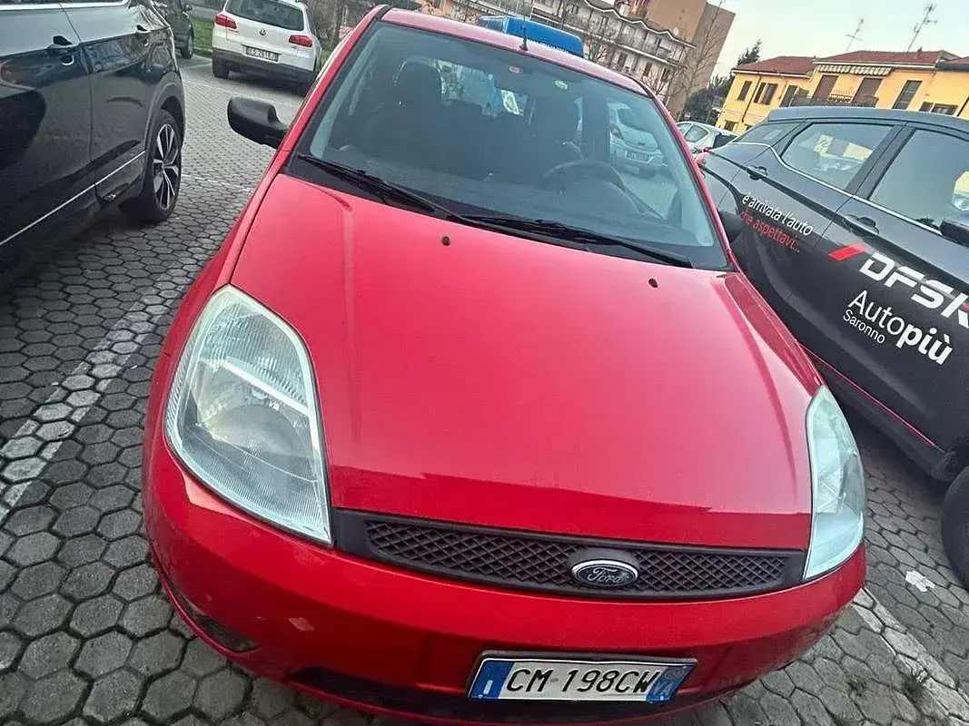 Usata Ford Fiesta Ghia 75 CV (55 kW) 2004 Rosso Utilitaria