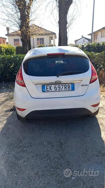 Usata Ford Fiesta 68 CV (50 kW) 2012 Bianco Utilitaria