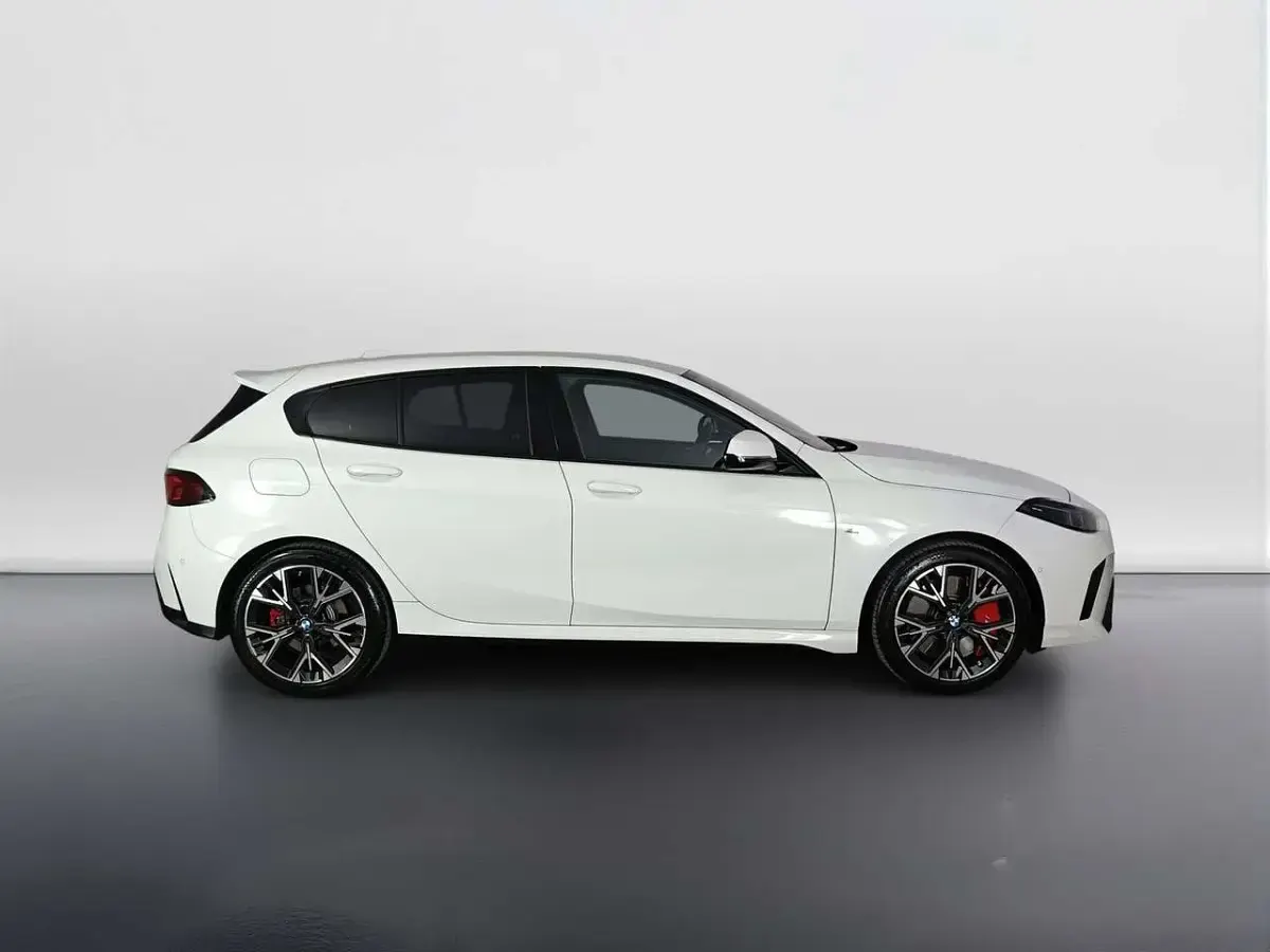 Usata BMW 120 M Sport 163 CV (119 kW) 2025 Alpinweiss iii pastello Utilitaria