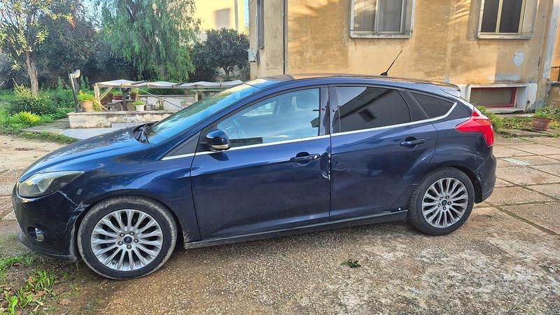 Begagnad Ford Focus 95 HK (69 kW) 2012 Blå Sedan
