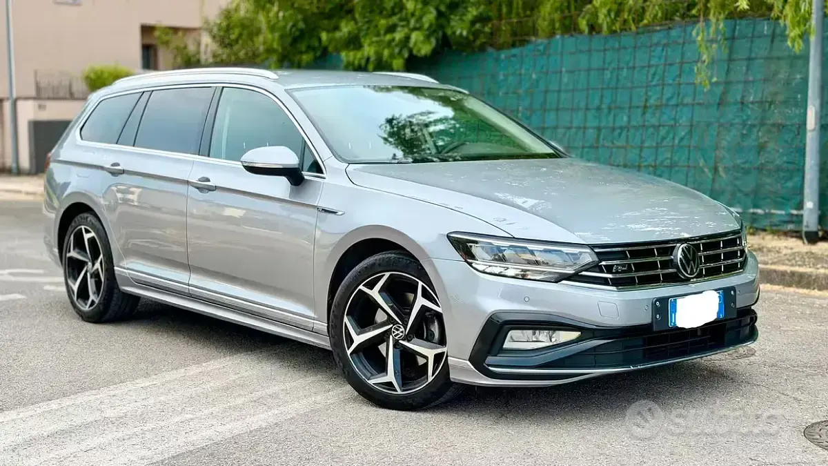 Usata VW Passat R-line 122 CV (89 kW) 2022 Grigio Station wagon