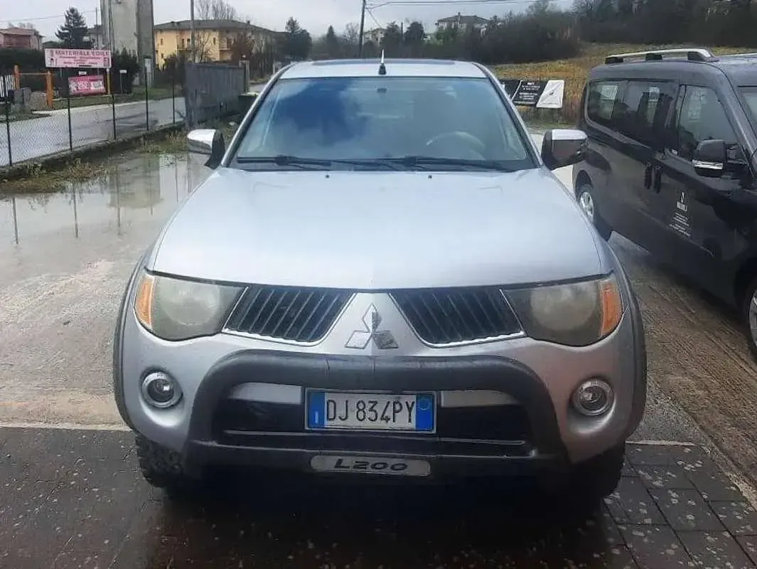 Usata Mitsubishi L200 Invite 136 CV (100 kW) 2007 Argento Pick-up