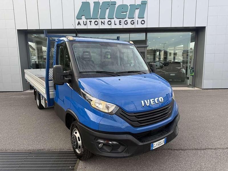 Usata Iveco Daily 116 CV (85 kW) 2022 Blu/azzurro Furgone