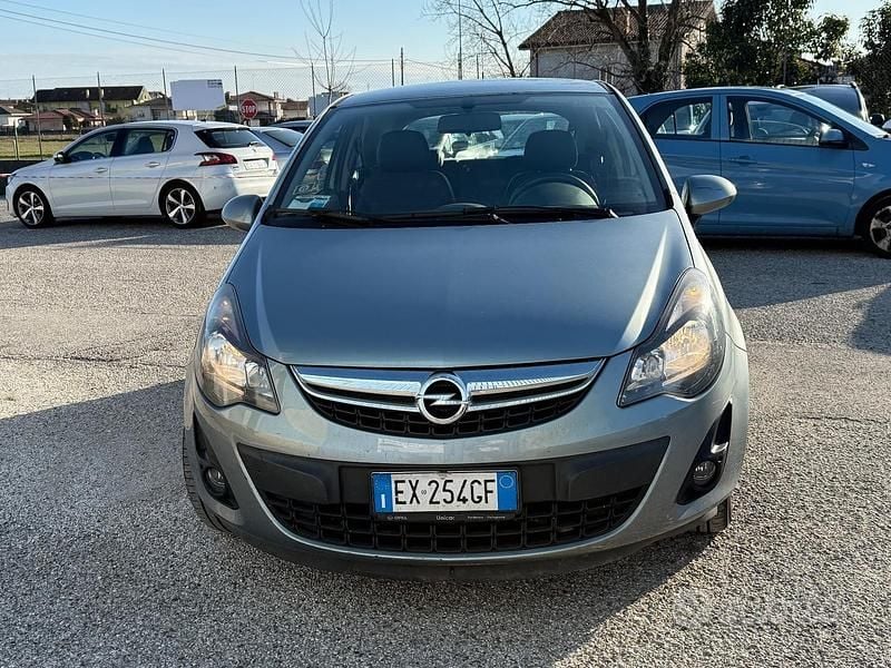 Grigio Usata 2014 Opel Corsa Tre volumi | 2600 € (Super prezzo) - Immagine 1/4
