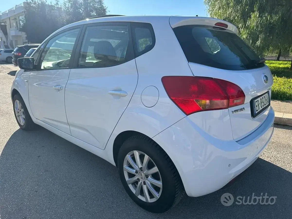 Usata Kia Venga 90 CV (66 kW) 2013 Bianco Utilitaria