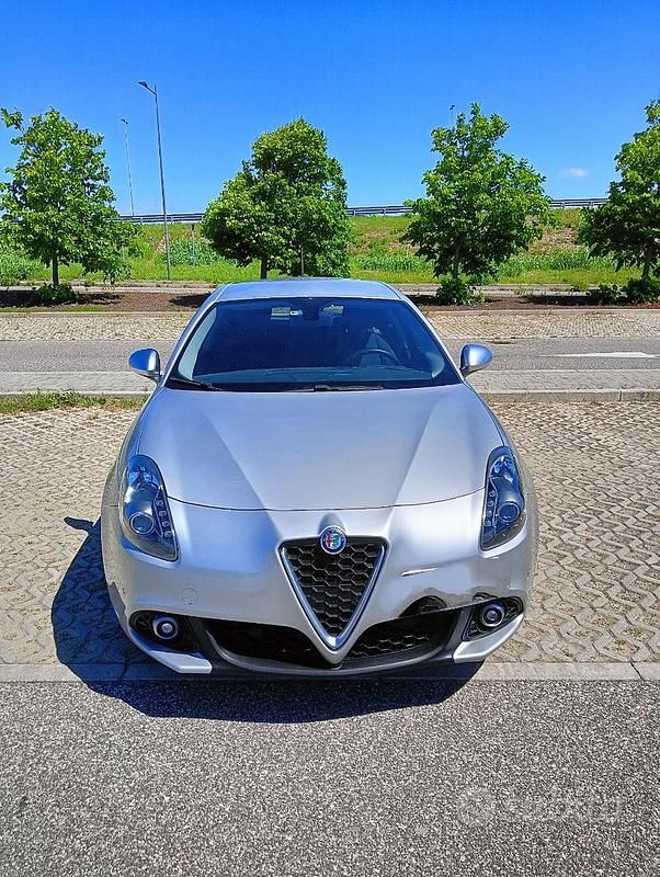 Grigio Usata 2017 Alfa Romeo Giulietta Super Due volumi | 13.300 € (Buon prezzo) - Immagine 1/4