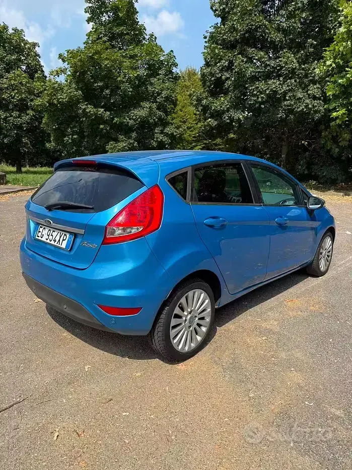 Usata Ford Fiesta 97 CV (71 kW) 2011 Bluazzurro Berlina
