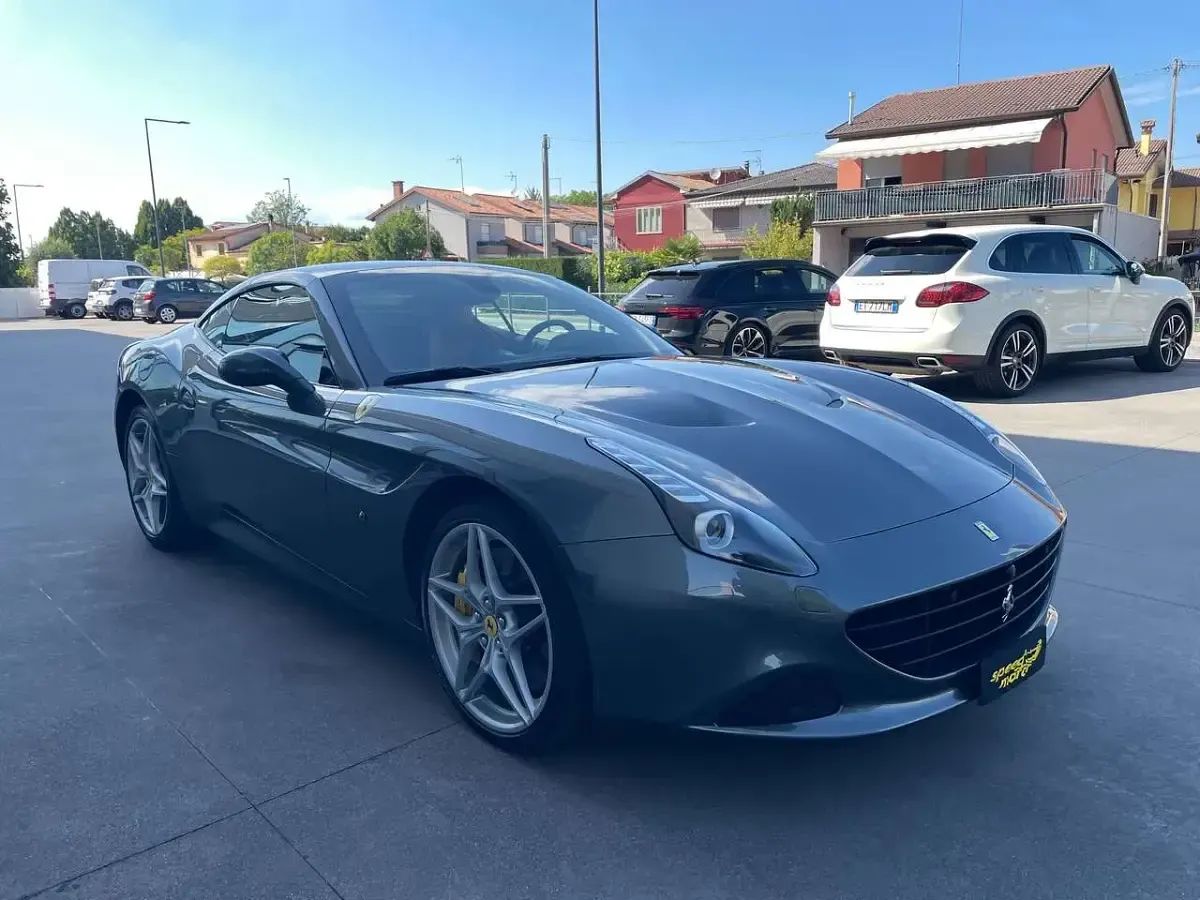 Usata Ferrari California 560 CV (411 kW) 2015 Grigio Cabrio