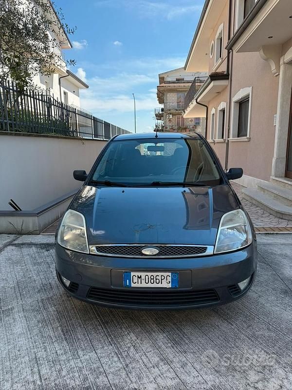 Usata Ford Fiesta 68 CV (50 kW) 2004 Grigio Utilitaria