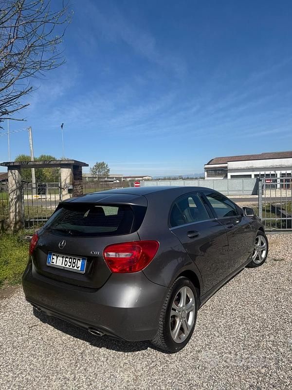 Usata Mercedes A180 108 CV (79 kW) 2015 Grigio Berlina