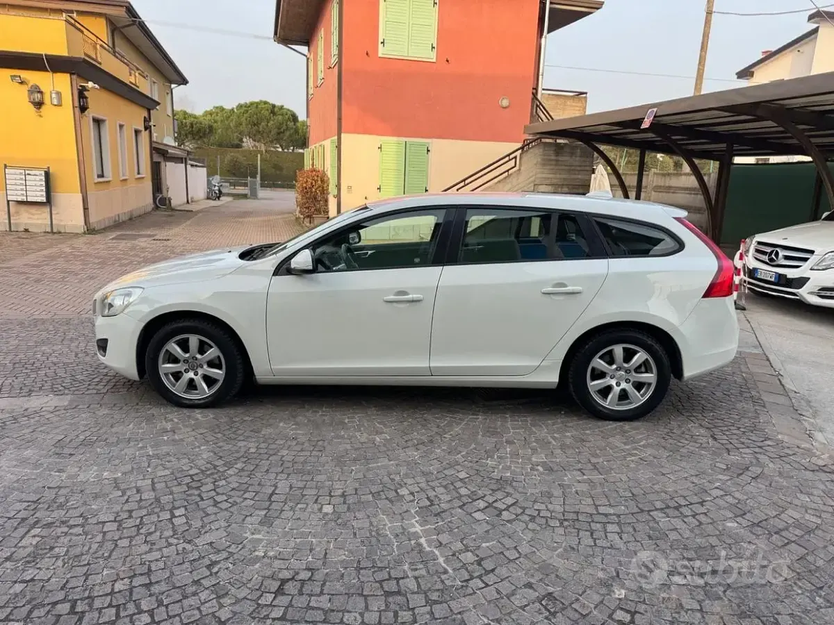 Usata Volvo V60 Kinetic 115 CV (84 kW) 2012 Bianco Station wagon