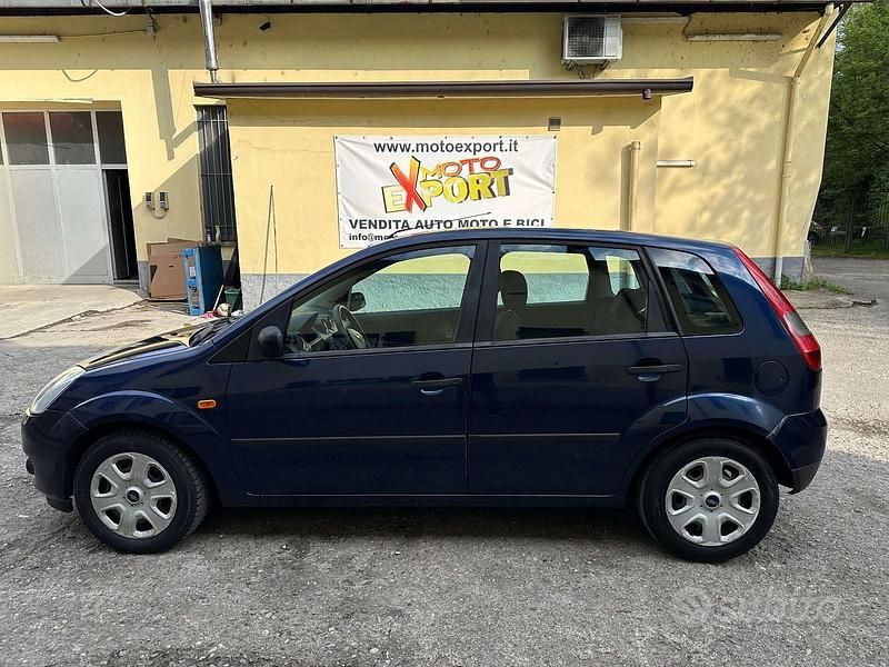Usata Ford Fiesta Ghia 68 CV (50 kW) 2004 Blu Utilitaria