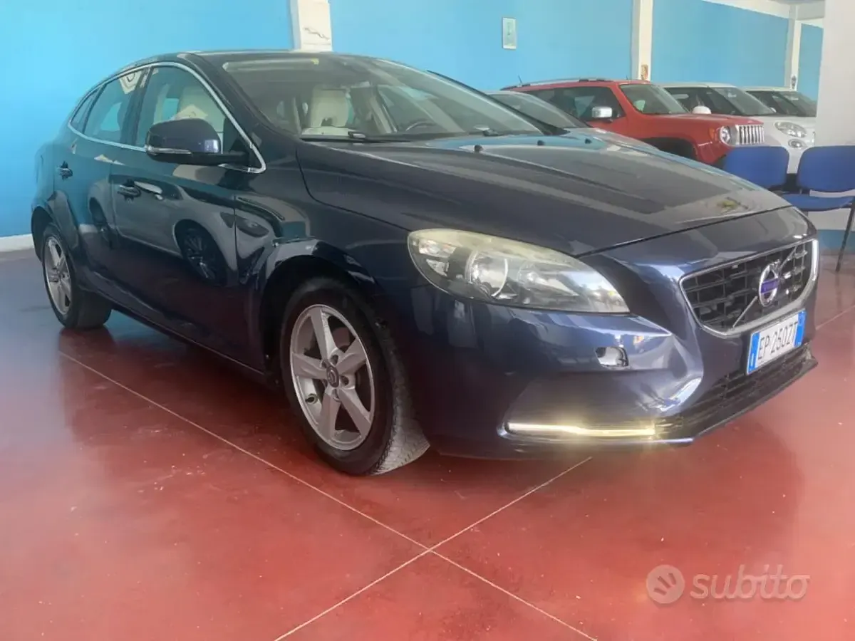 Usata Volvo V40 Momentum 115 CV (84 kW) 2013 Bluazzurro Berlina