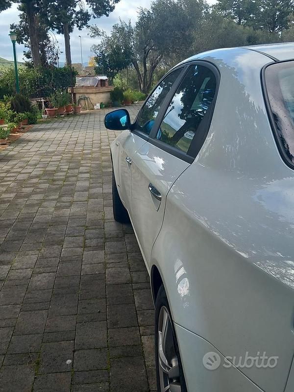 Usata Alfa Romeo 159 Progression 136 CV (100 kW) 2011 Bianco Berlina