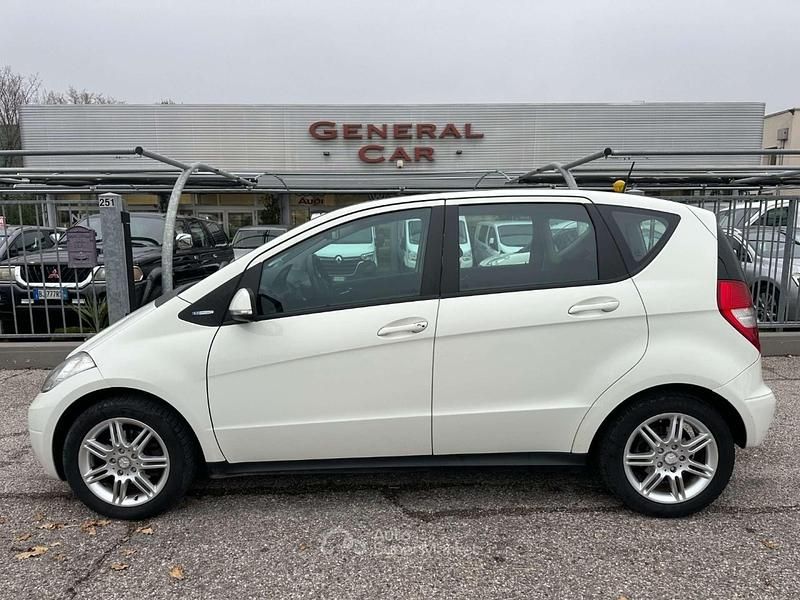 Bianco Usata 2011 Mercedes A150 Executive Tre volumi | 4000 € (Molto cara) - Immagine 1/4