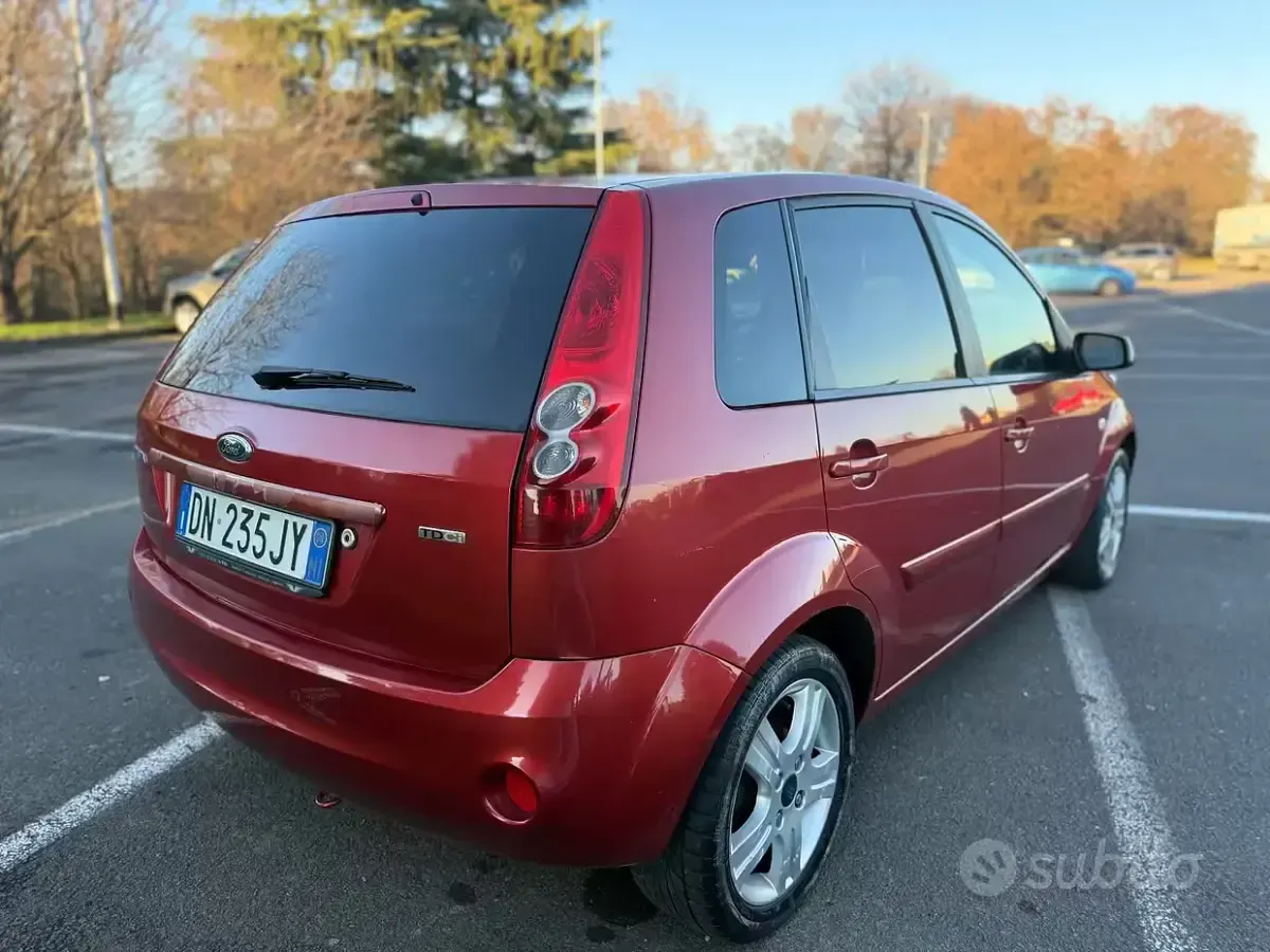 Usata Ford Fiesta Ghia 68 CV (50 kW) 2008 Arancione Utilitaria