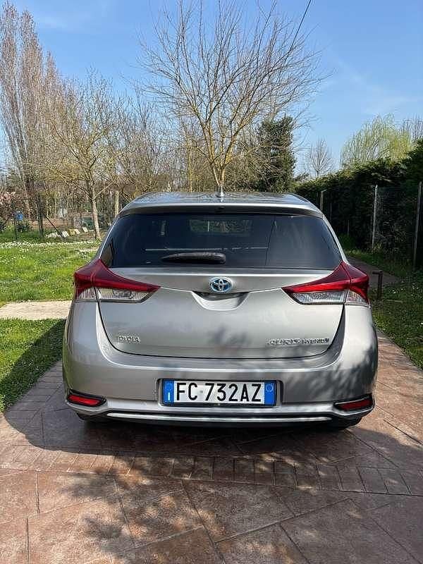 Usata Toyota Auris Hybrid Active 99 CV (72 kW) 2016 Grigio Berlina