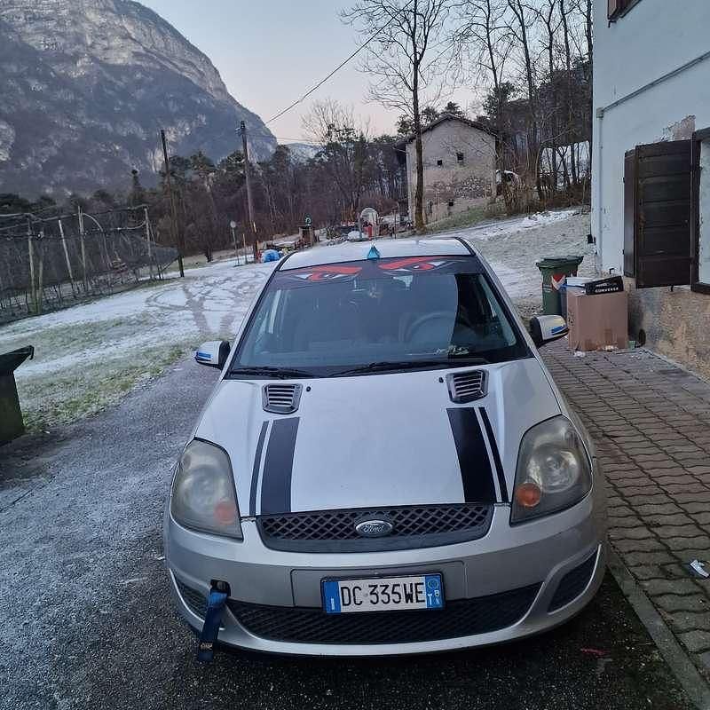Usata Ford Fiesta Titanium 68 CV (50 kW) 2006 Utilitaria