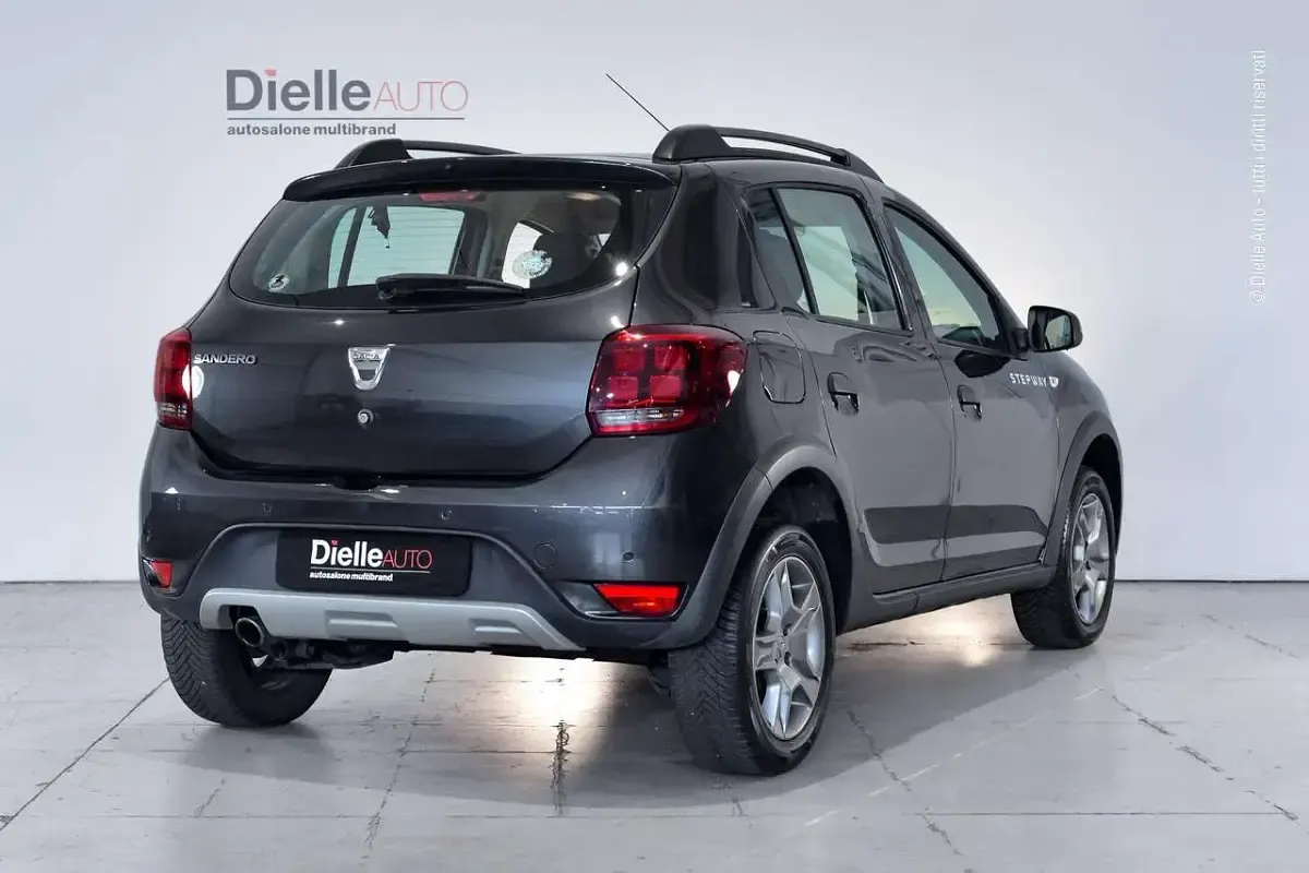 Usata Dacia Sandero Lauréate 90 CV (66 kW) 2017 Gris comete SUV