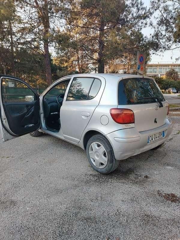Usata Toyota Yaris 65 CV (47 kW) 2005 Grigio Utilitaria