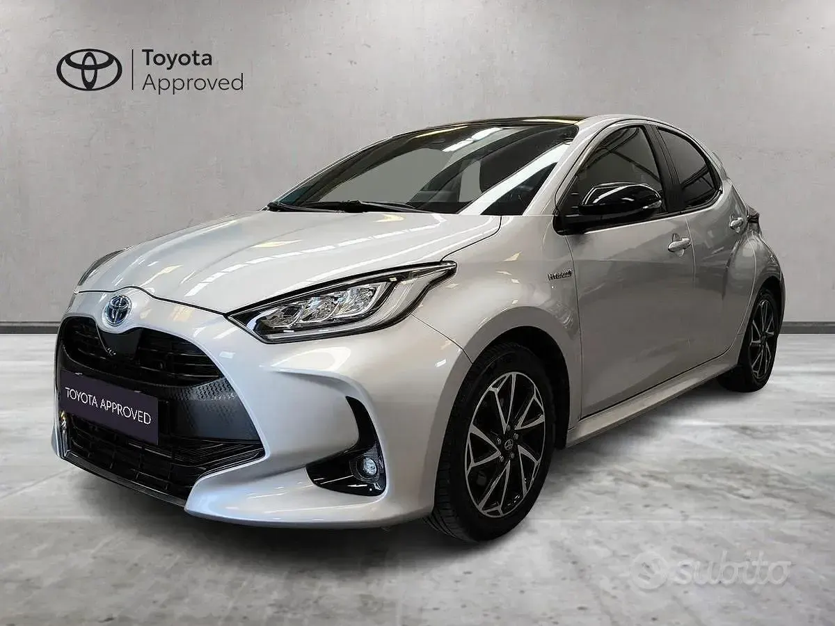 Usata Toyota Yaris Lounge 92 CV (67 kW) 2021 Grigio Utilitaria