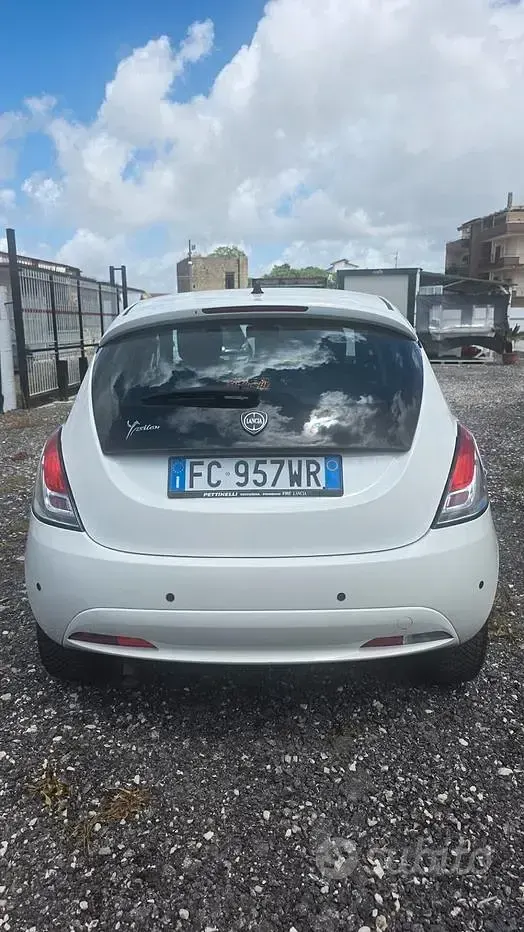 Usata Lancia Ypsilon Platinum 69 CV (50 kW) 2016 Bianco Utilitaria