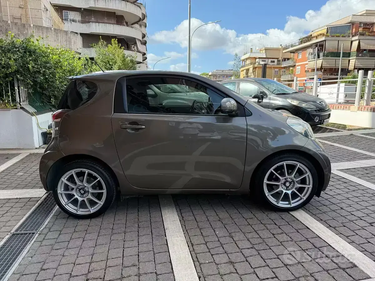 Usata Toyota iQ Executive 99 CV (72 kW) 2011 Grigio Utilitaria