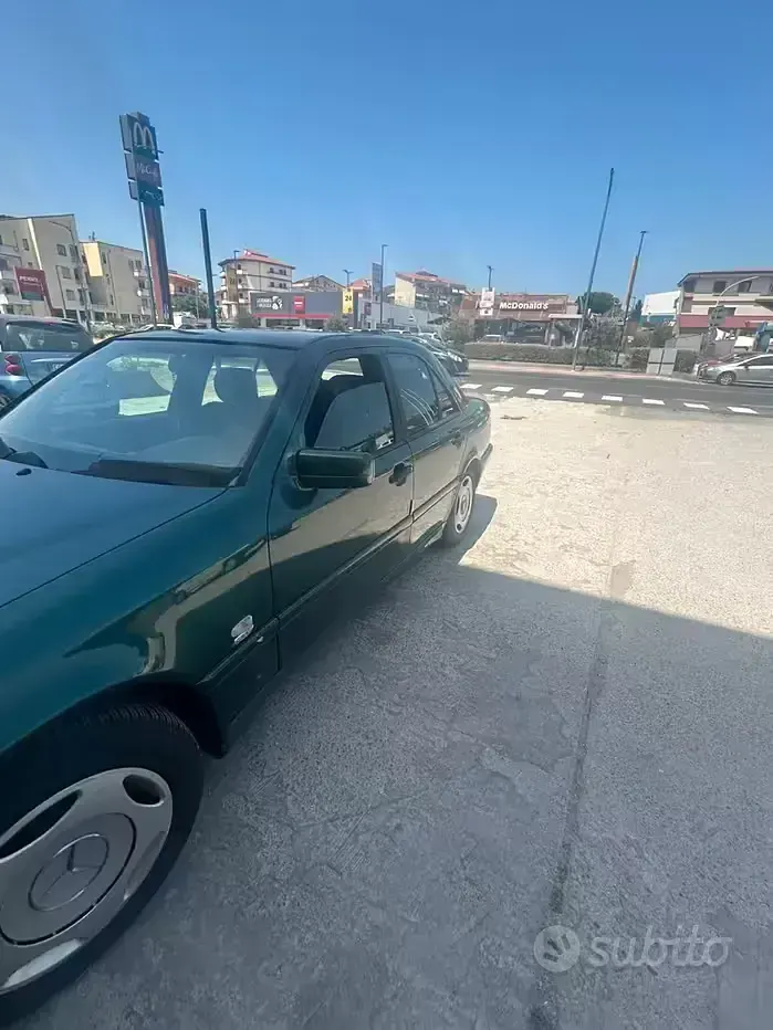 Usata Mercedes C220 125 CV (91 kW) 2000 Verde Berlina