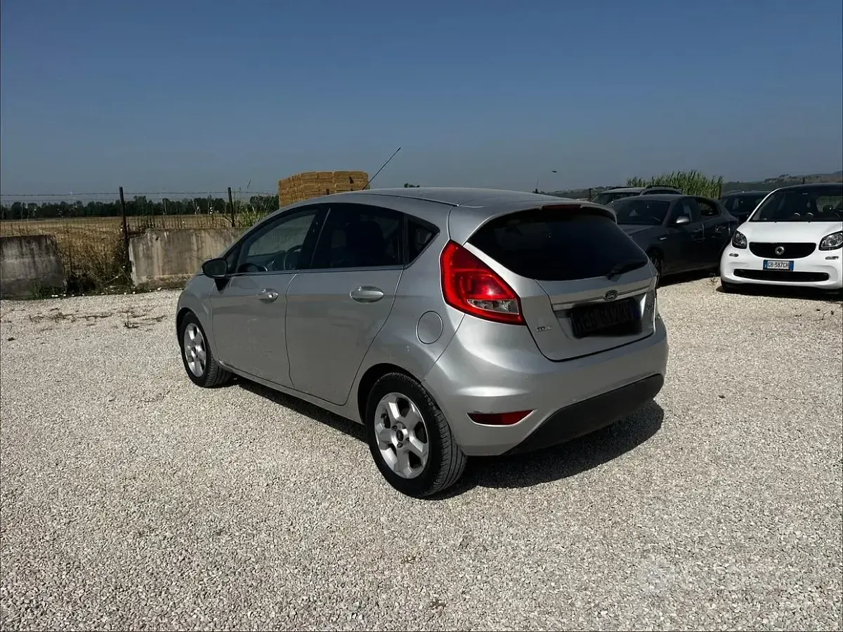 Usata Ford Fiesta Titanium 70 CV (51 kW) 2010 Grigio Berlina