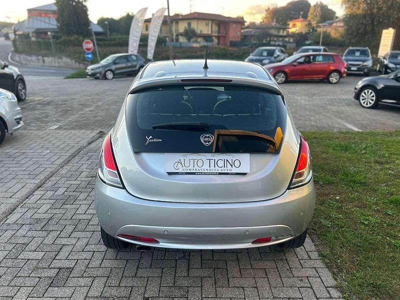 Usata Lancia Ypsilon Platinum 69 CV (50 kW) 2016 Argento Utilitaria