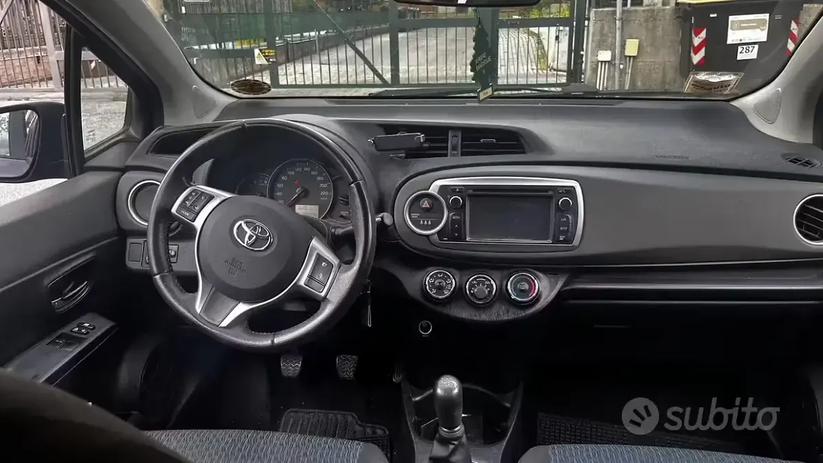 Usata Toyota Yaris 69 CV (50 kW) 2012 Grigio Utilitaria